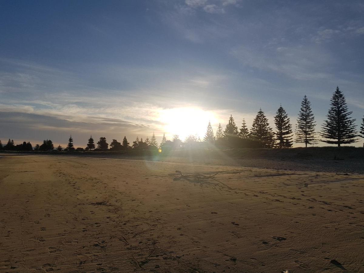 Whispering Sands Beachfront Motel Gisborne Εξωτερικό φωτογραφία